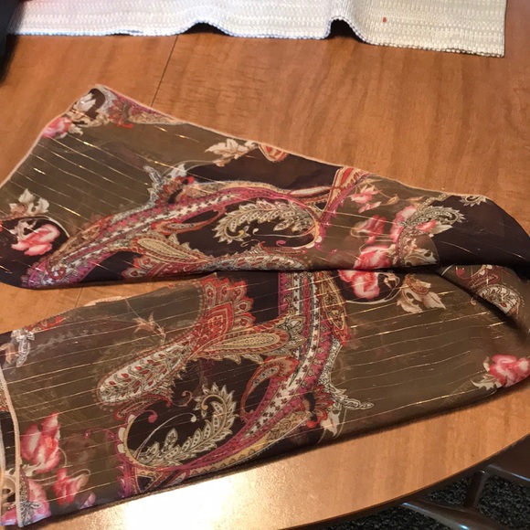 Accessories - Brown. Flowered scarf